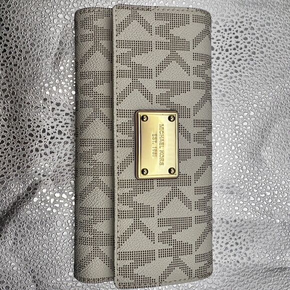 Michael Kors Vanilla Signature Jet Set Leather Wallet Checkbook - Gently Used - Picture 14 of 16